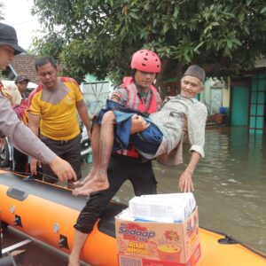 *Aksi Heroik Polres Mojokerto Demi Keselamatan Masyarakat,Terjang Banjir Salurkan Bantuan dan Evakuasi Warga*