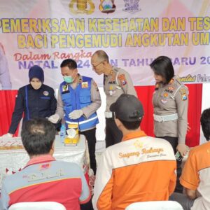 *Jelang Nataru, Ditlantas Polda Jatim Laksanakan Ramcek Angkutan Umum dan Tes Urine Pengemudi*