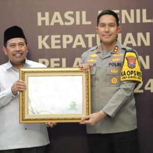 *Polres Jombang Meraih Penghargaan Kepatuhan Pelayanan Publik dari Ombusman RI*   Radarposnusantara.id — Polres Jombang Polda Jatim,  Polres Jombang menerima penghargaan dari Ombudsman Republik Indonesia dalam acara Penganugerahan Predikat Kepatuhan Penyelenggaraan Pelayanan Publik 2024 bertempat di Hotel JW Marriott Surabaya, Jum’at (13/12).  Piagam penghargaan ini diberikan langsung oleh ketua Ombudsman RI Mokhammad Najih kepada Kapolres Jombang AKBP Eko Bagus Riyadi dan disaksikan langsung oleh Pejabat Utama Polda Jatim, Kapolres Jajaran Polda Jatim, para Bupati/Walikota se-Jatim dan Kepala kantor pertanahan se-Jatim.  Penghargaan itu diberikan Ombudsman RI dalam Penganugerahan Predikat Penilaian Kepatuhan Penyelenggaraan Pelayanan Publik (Opini Pengawasan Penyelenggaraan Pelayanan Publik) Tahun 2024.  Kapolres Jombang AKBP Eko Bagus Riyadi menyampaikan terima kasihnya kepada Ombudsman RI atas penghargaan tersebut.  “Penghargaan ini merupakan hasil kerja keras seluruh jajaran yang ada di Polres Jombang,” ungkapnya.  AKBP Eko Bagus menegaskan komitmen Polres Jombang dalam menjalankan rekomendasi Ombudsman RI guna meningkatkan standar pelayanan publik di lingkungan Polri, khususnya di wilayah Jombang.  “Penghargaan ini menjadi pelecut semangat bagi seluruh personel Polres Jombang dalam memberikan pelayanan publik yang berkualitas, transparan, dan akuntabel,” tuturnya.  “Semoga kedepannya Polres Jombang dapat meningkatkan kualitas pelayanan dan berinovasi. Sinergi antara Polres Jombang dan masyarakat adalah kunci keberhasilan bersama,” Pungkasnya.