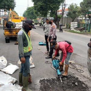 *Jelang Nataru, Polres Pasuruan Mitigasi Jalur Surabaya-Malang, Tambal Jalan Berlubang*