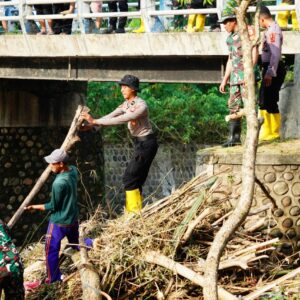 *Pasca Banjir, Polres Ponorogo Bersama TNI dan Warga Bersihkan Sungai di Jembatan Tempuran*