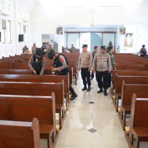*Tim Jibom Gegana Polda Jatim Lakukan Sterilisasi di Sejumlah Gereja Jelang Ibadah Natal*