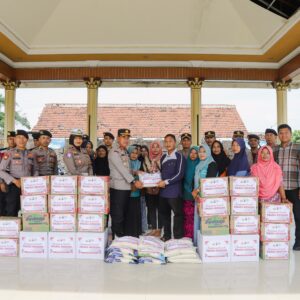 *Peduli Korban Puting Beliung, Polres Jombang Salurkan Bantuan Sembako Kepada Masyarakat*