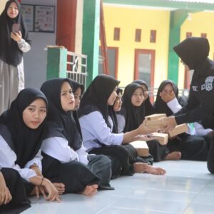 *Wujudkan Program Asta Cita Polres Probolinggo Berbagi Makanan Bergizi di Sekolah*