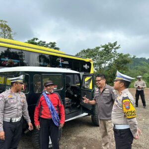 *Polres Probolinggo Tes Urine Sopir Jeep dan Bus Wisata Untuk Keamanan Wisatawan Bromo*