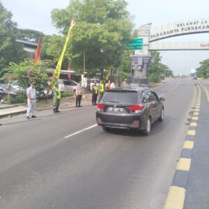 *Polres Ngawi Pantau Perbatasan Jatim – Jateng, H+9 Ops Lilin Semeru 2024 Lalin Lancar*