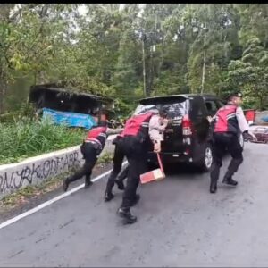 *Tim Drogban Polres Magetan Siaga Bantu Kendaraan Wisatawan di Tanjakan Ekstrem Wisata Telaga Sarangan*