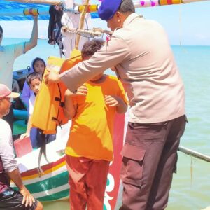 *Dua Kapal Polisi Disiagakan di Tempat Wisata Pantai dan Perairan Sampang Saat Libur Tahun Baru 2025*