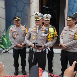 *Polda Jatim Siagakan 100 Personel Gabungan di Bundaran Waru, Malam Pergantian Tahun Berjalan Lancar*