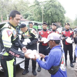 *Pantau Jalur Pantura, Kapolres Situbondo Patroli Sambil Berbagi Nasi untuk Pekerja di Wisata Pasir Putih*