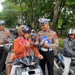 *Polres Magetan Ajak Masyarakat Tingkatkan Kesadaran Berlalu Lintas Melalui Public Address*