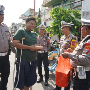 *Jumat Berkah Polres Probolinggo Kota Berbagi Ratusan Nasi Bungkus di Pasar Baru*