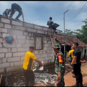 *Sinergitas, Polisi dan TNI Bantu Perbaiki Rumah Terdampak Ledakan di Puri Mojokerto*