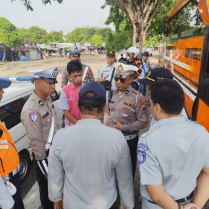 *Tingkatkan Keselamatan Polres Gresik Bersama Jasa Raharja dan Dishub Gelar Ramp Check Bus Pariwisata*