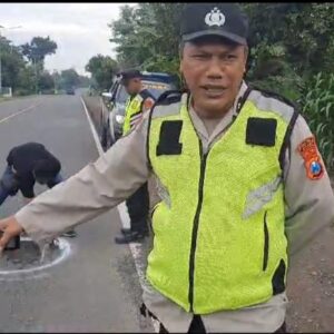 *Respon Curhatan Warga, Polres Ngawi Tandai Jalan Berlubang Untuk Keselamatan Lalulintas*