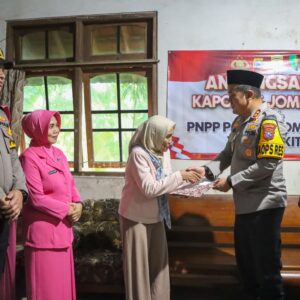 *Anjangsana Anggota Yang Sakit, Kapolres Jombang Berikan Motivasi*