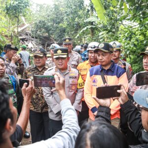 *Polres Jombang Bersama TNI, Bantu Pencarian Korban Tanah Longsor*