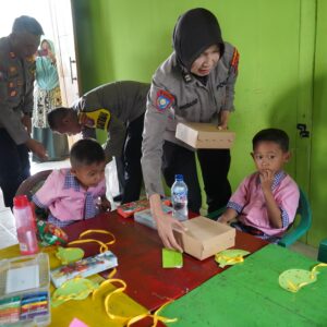 *Sambang Taman Kanak – kanak, Polres Probolinggo Berbagi Makanan Bergizi*