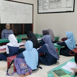 *Bu Bhabin Polres Ngawi Ngajar Ngaji Bangun Moral Generasi Sejak Dini*