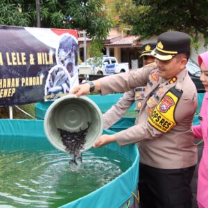 *Kapolres Sumenep Tabur 12 Ribu Benih Ikan, Dukung Program Ketahanan Pangan*