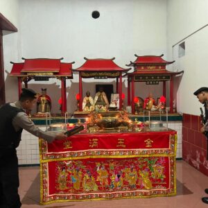 *Polres Ngawi Siagakan Personel di Klenteng Sien Hien Kiong, Perayaan Imlek Berlangsung Kondusif*