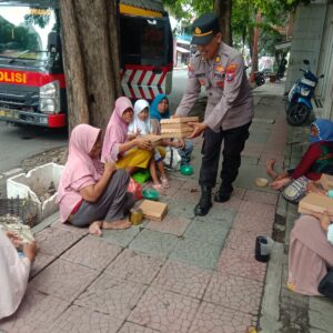 *Jumat Berkah,Polresta Banyuwangi Berbagi Nasi Kotak untuk Warga Masyarakat*