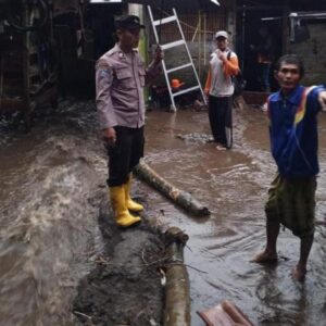 *Polres Kediri Gercep Tangani Banjir, Pasang Police Line di Jembatan Putus Untuk Keselamatan Warga*