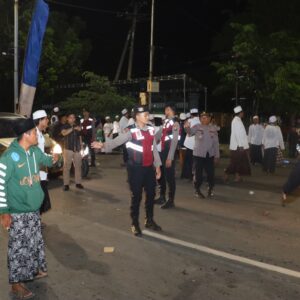 *Polres Pelabuhan Tanjungperak Beri Pengamanan Haul Akbar 2025 di Ponpes Assalafi Al-Fitroh*