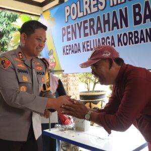 *Dukung Pemulihan Ekonomi, Polres Malang Beri Modal Usaha Untuk Keluarga Korban Kanjuruhan*