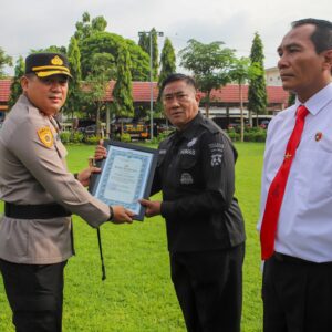 *Kapolres Jombang Memberikan Penghargaan kepada 24 Anggota Berprestasi*