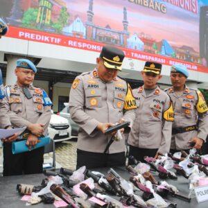 *Bentuk Pengawasan, Kapolres Jombang Lakukan Pemeriksaan Senpi dan Urine Secara Berkala*