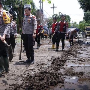 *Polres Situbondo Gelar Bakti Sosial Bersihkan Material Pasca Banjir di Kecamatan Kendit*