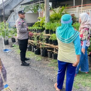 *Dampingi KWT Bhabinkamtibmas Polres Probolinggo Kota Ajak Warga Wujudkan Ketahanan Pangan*