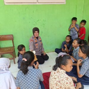 *Polres Pasuruan Beri Trauma Healing Anak – anak Korban Bencana Tanah Gerak di Purwodadi*