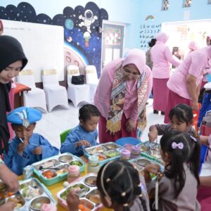 *Ketua YKB Jatim Salurkan Makan Bergizi Gratis di Situbondo dan Bondowoso*
