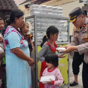 *Jumat Berkah, Polisi Berbagi Nasi Kotak untuk Warga di Sidoarjo*