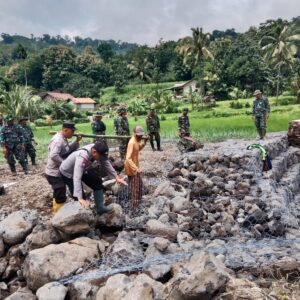 *Gotong Royong, Polisi Bersama TNI dan Warga Bersihkan Material Banjir Bandang di Bondowoso*