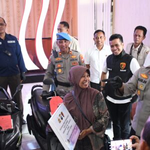 *Polres Madiun Kota Temukan dan Serahkan Motor yang Hilang, Korban Curanmor Tersenyum Riang*