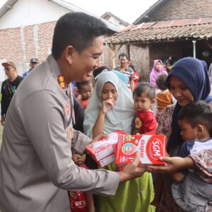 *Kapolres Probolinggo bersama Bupati Terpilih Beri Bantuan Sembako untuk Warga Terdampak Banjir Bandang*