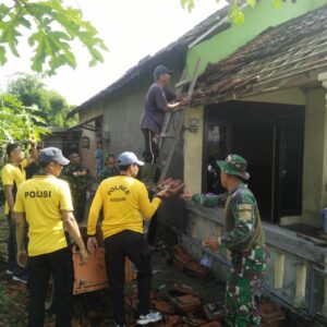 *Sinergitas Polisi bersama TNI di Kediri, Gelar Baksos Bantu Warga Terdampak Bencana Alam*