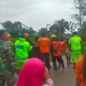*Sinergitas Polres Ngawi bersama TNI Gotong Royong Tangani Bencana Hidrometeorologi*