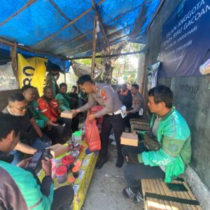 *Gelar Jumat Berkah Bersama Driver Ojek Online Polres Ponorogo Edukasi Keselamatan Berlalu Lintas*