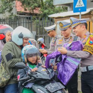 *Operasi Keselamatan Semeru 2025 Polres Jember Berbagi Puluhan Jas Hujan untuk Pengendara Roda Dua*