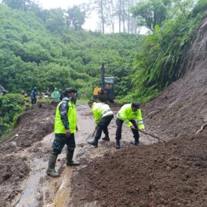 *Polres Malang Terjunkan Tim Tanggap Bencana Tangani Longsor di Jalur Wisata Bromo*