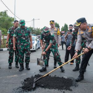 *Sinergitas Polres Jombang dan Kodim 0814, Gercep menambal Jalan Berlubang di Jalan Raya Mojoagung, Jombang*
