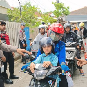 *Polres Kediri Kota Beri Hadiah Helm SNI untuk Pengendara Roda Dua di Ops Keselamatan Semeru 2025*