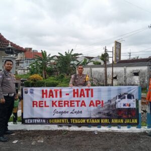 *Operasi Keselamatan Semeru 2025 Polres Jember Pasang Banner Peringatan di Perlintasan KA*