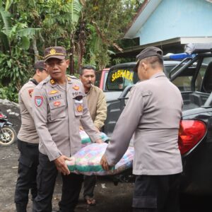 *Polres Probolinggo Salurkan Bantuan Untuk Warga yang Rumahnya Rusak Akibat Bencana Alam*