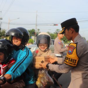 *Operasi Keselamatan Semeru di Jumat Berkah Polres Tuban Ajak Masyarakat Tertib Lalin Dengan Berbagi Nasi Kotak*