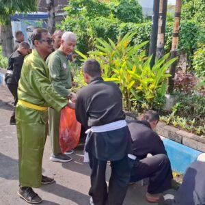 *Kompak, Polres Pasuruan Kota Bersih – bersih Sampah Bersama Ratusan Pesilat dari Berbagai Perguruan*